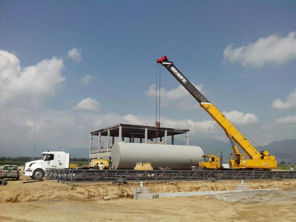 montaje de tanque con grua