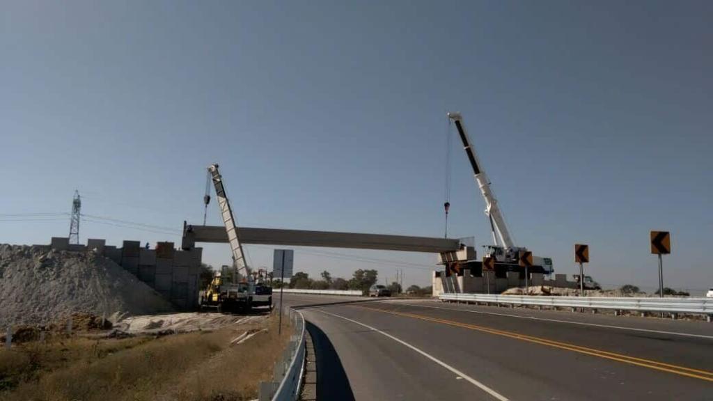 GRUA LIEBHERR 100 TONELADAS