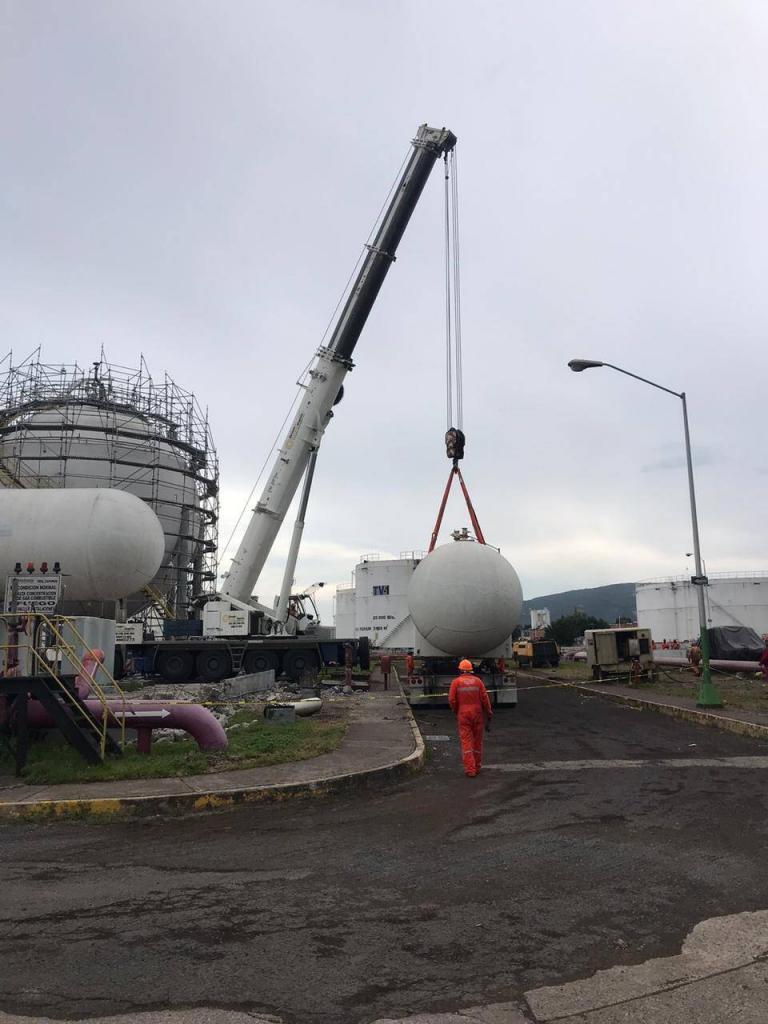 gruas y tanque de gasolina