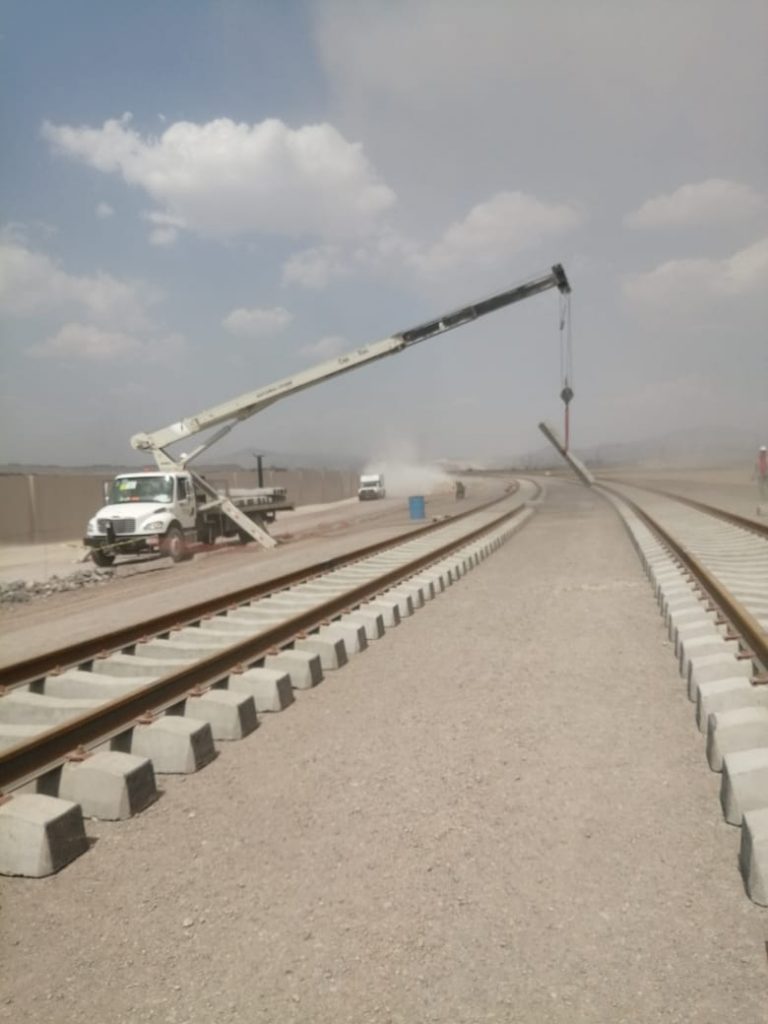 gruas en montaje de vías