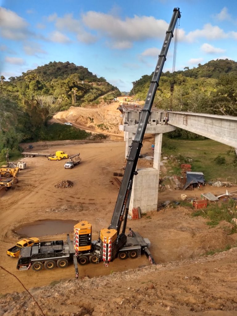 gruas en construccion de puente